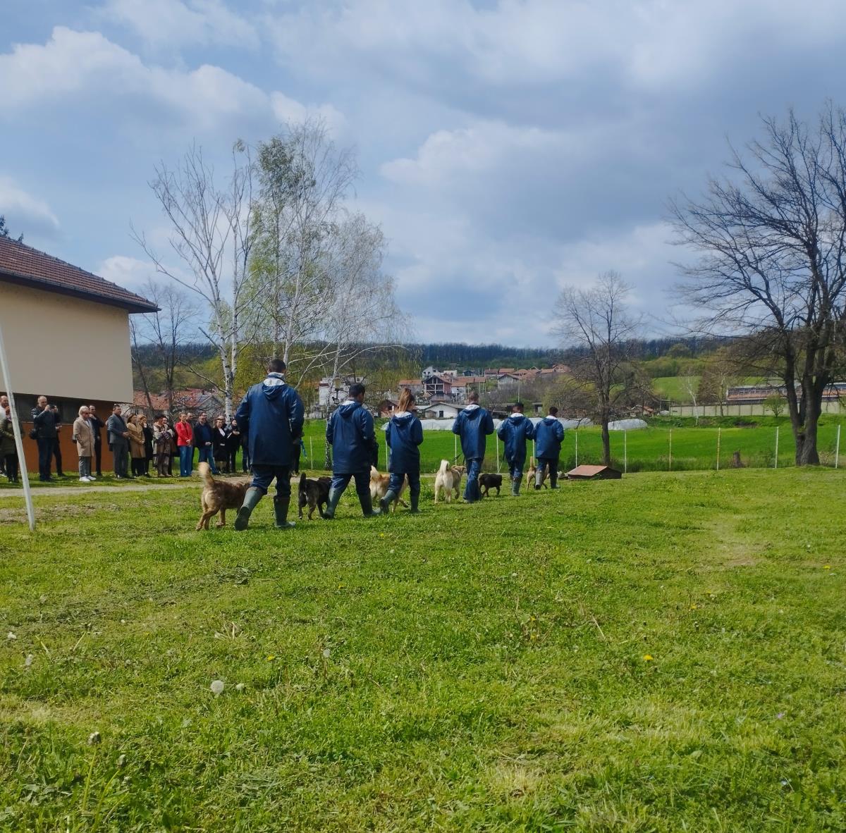 ŠTIĆENICI POPRAVNOG DOMA U KRUŠEVCU ZAVRŠILI OBUKU RADA SA PSIMA: Direktnoj podrška za mlade ljude da se što pre zaposle!