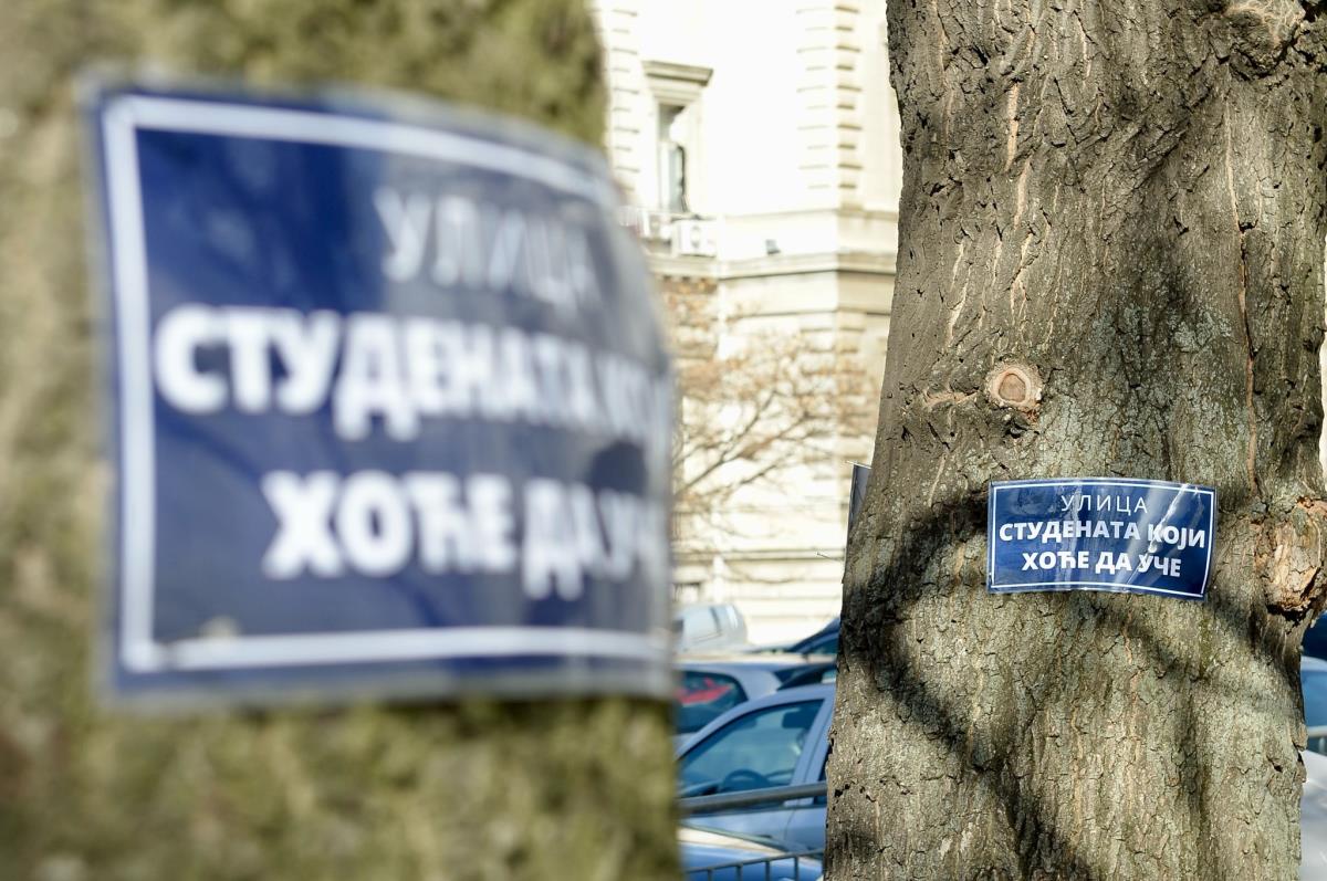 “UČIM S LAMPICOM NA SATU, POSLALI MI MOJI…” Kako izgleda noć u Pionirskom parku: Studenti koji hoće da uče kažu da znaju zašto su tu
