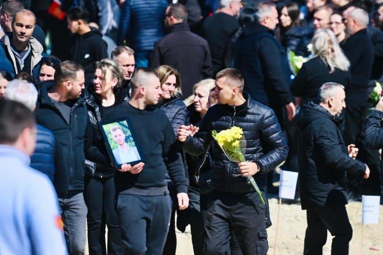 JECAJI ODJEKIVALI SKOPLJEM, RODITELJI POGINULIH U DISKOTECI BESNI: “Sramota je za građane što nisu došli, ovo je korumpirana država” (FOTO)