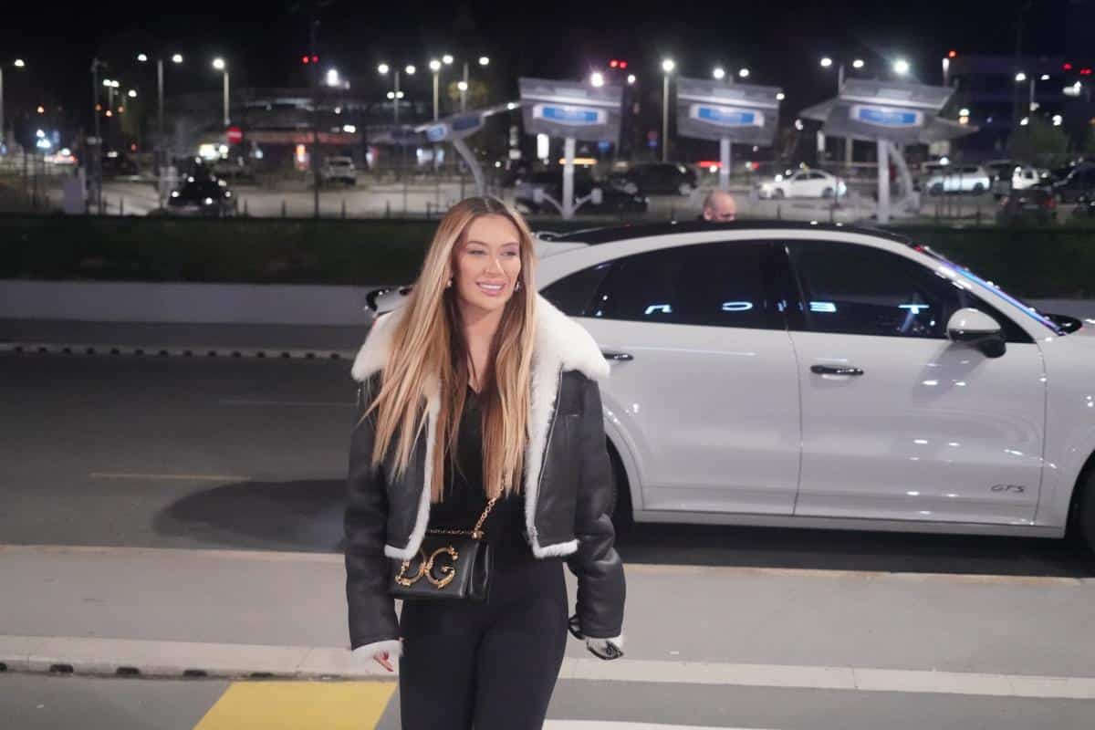TEA TAIROVIĆ KONAČNO ODLETELA ZA DUBAI! Pevačica rasprodala koncert u UAE, na aerodrom stigla s dečkom u besnoj mašini