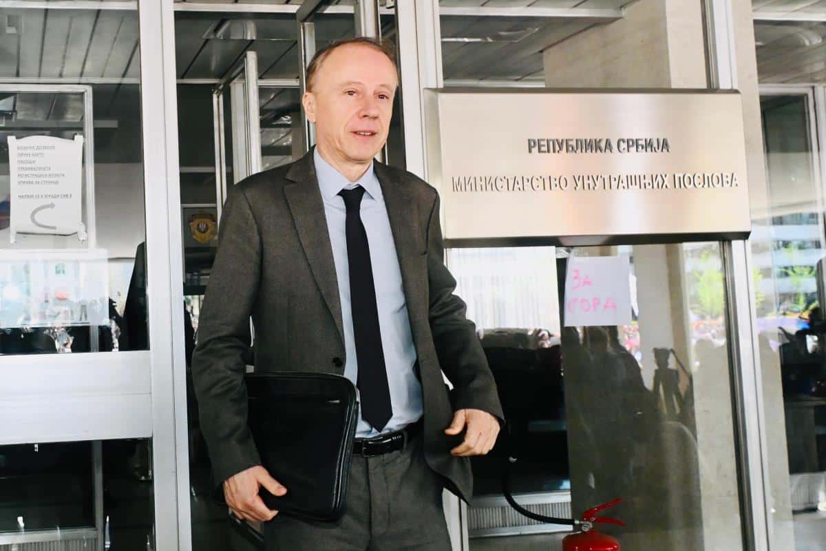 REKTOR ĐOKIĆ U POLICIJI PROMENIO PLOČU, KRIVICU SVALIO NA STUDENTE: “Nikad nisam podržao studentske blokade fakulteta, želim da se predavanja nastave što pre!”