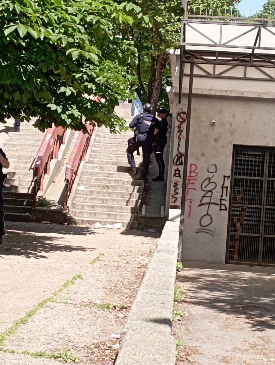 KRAJ DRAME U RAKOVICI! Muškarca, koji je pretio na prozoru zgrade, odvela Hitna u pratnji policije!
