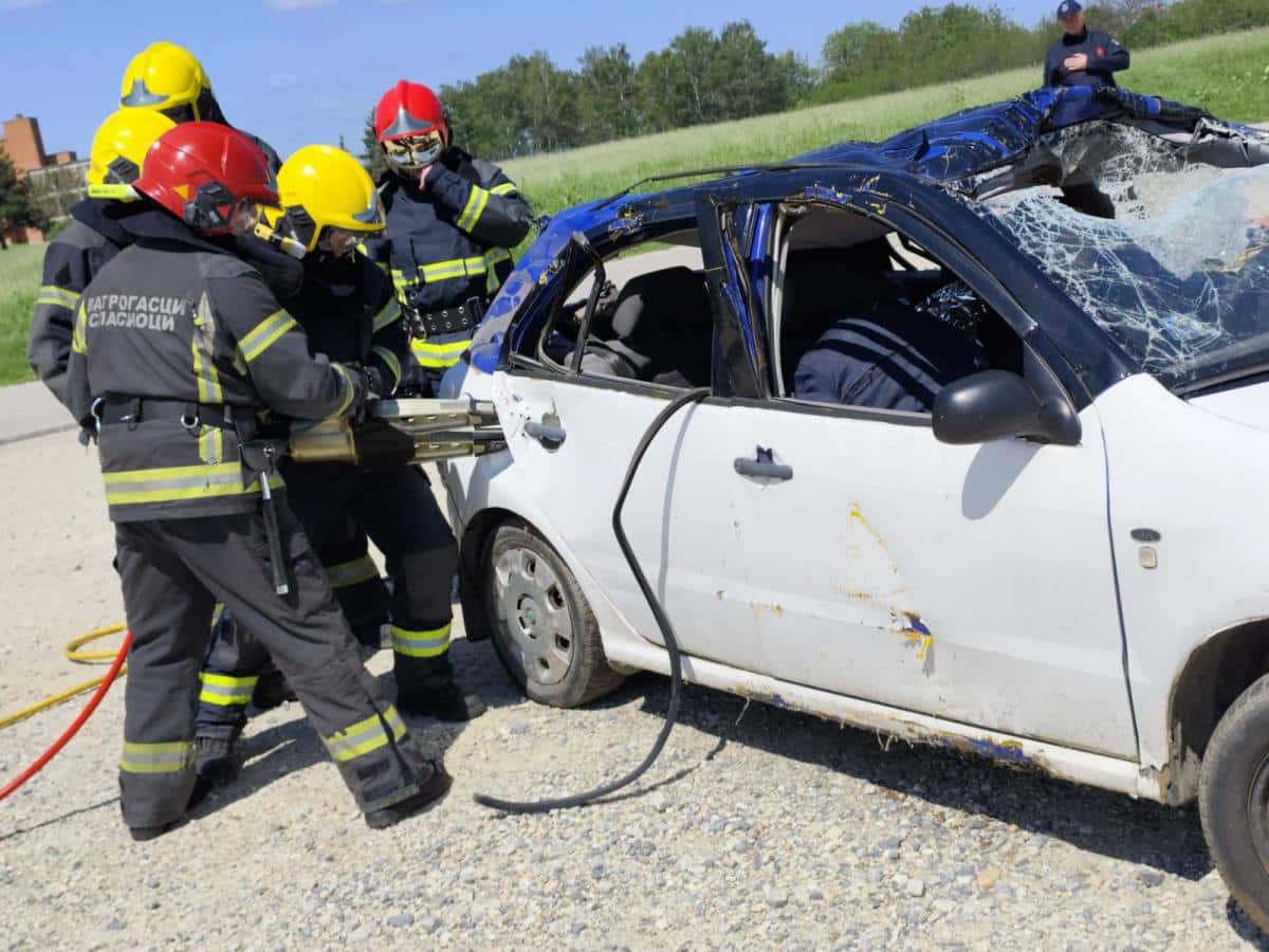 PRECIZNO I TAČNO Kako izgleda pokazna vežba Vatrogasno-spasilačke brigade kod stadiona “Čika Dača” u Kragujevcu (FOTO)