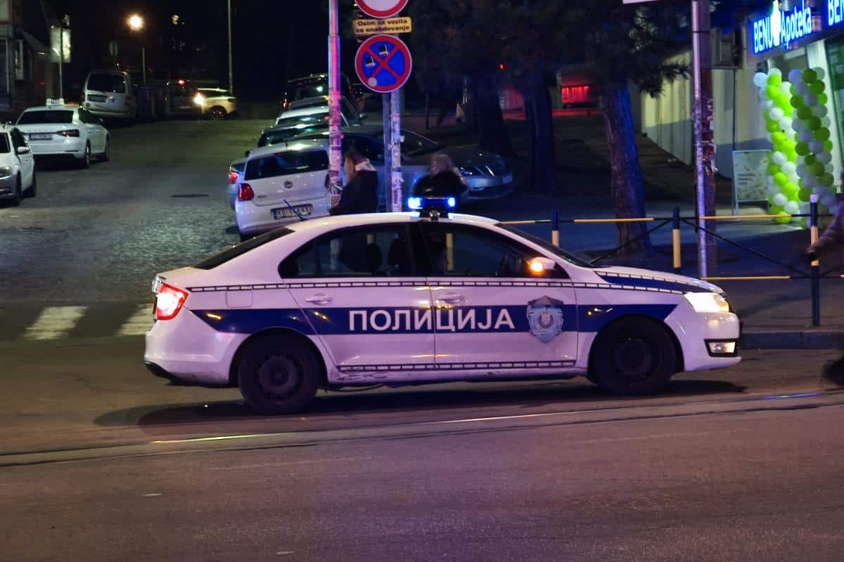 KABINA KAMIONA SE ODVOJILA I ULETELA U DVORIŠTE Prva fotografija udesa kod Čelareva, stradao vozač (32) i saputnica: Vatrogasci seku vozilo da izvuku POGINULE