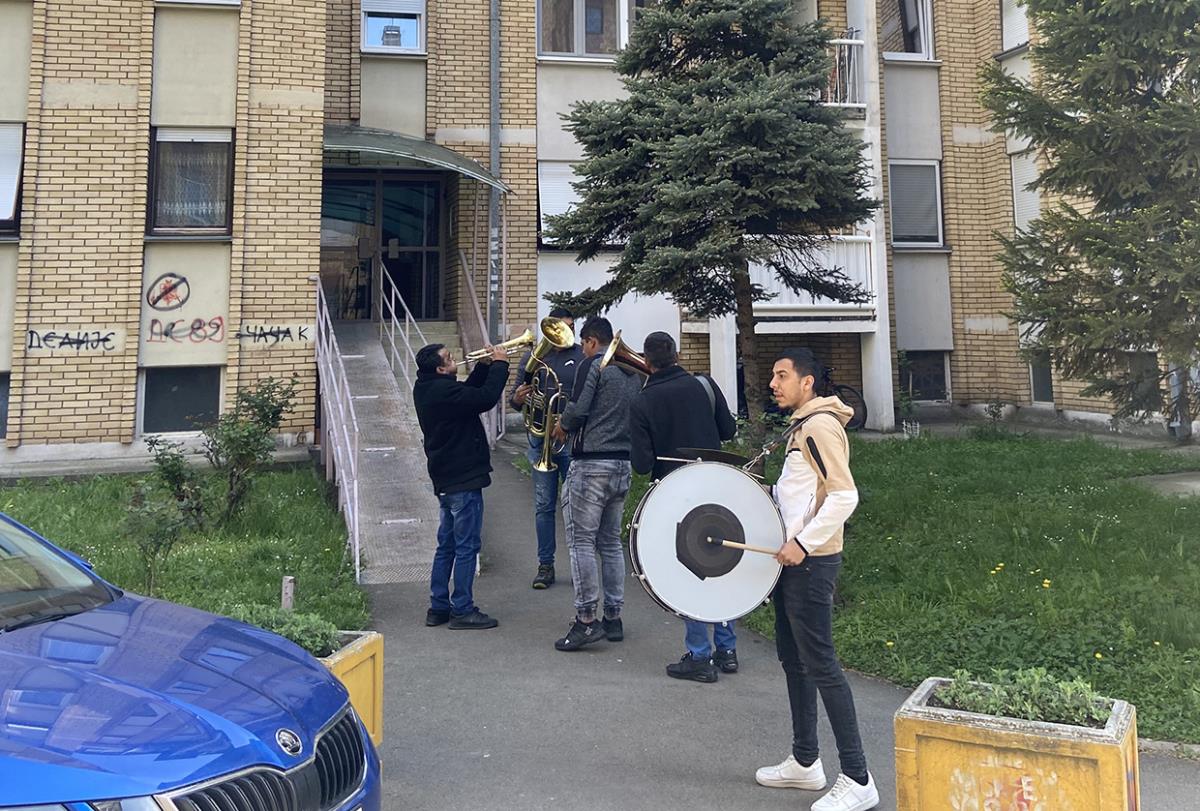 SA TERASA LETE NOVČANICE: Vaskrs u Čačku uz zvuke trube! Znaju i u kojim delovima Čačka su najbolje platiše (VIDEO)
