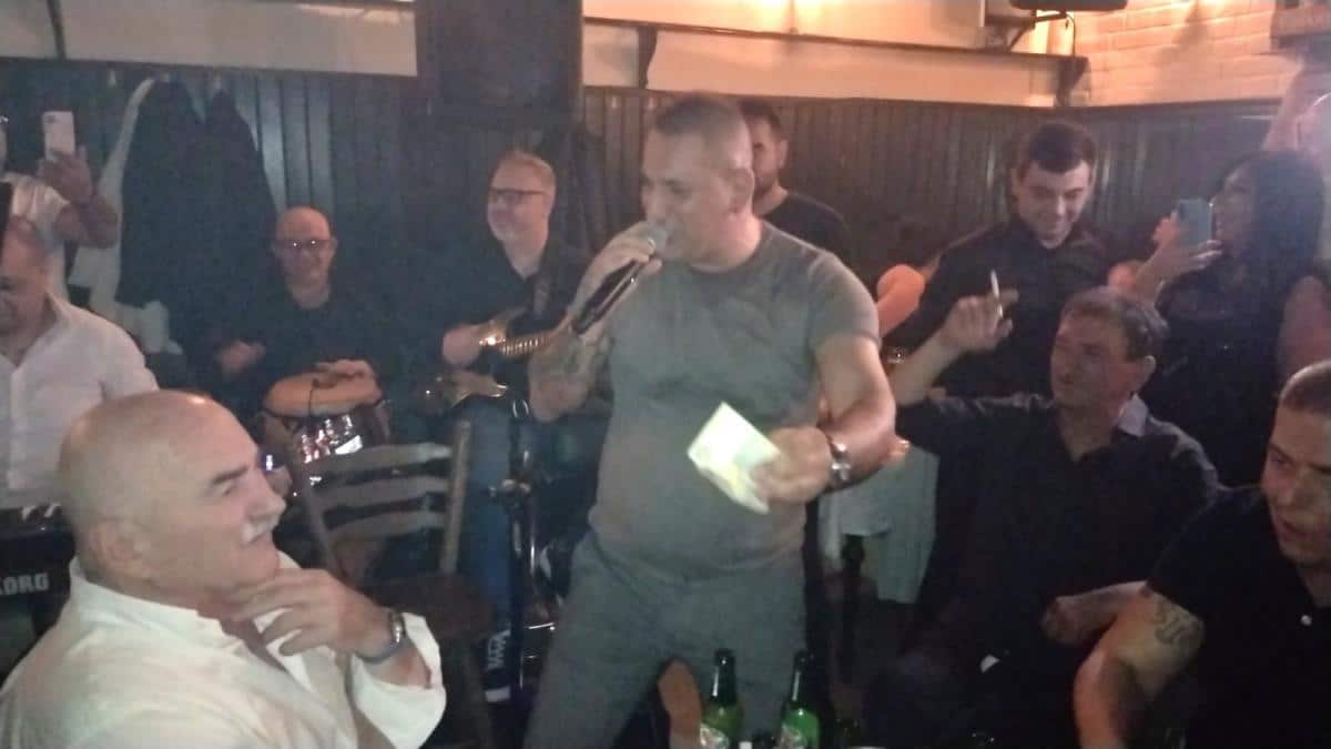 SVRATIO S PRIJATELJIMA NA PIĆE PA NASTAO DŽUMBUS! Ivan Kurtić izašao u kafanu, a napravio haos! Povukla ga atmosfera (FOTO/VIDEO)