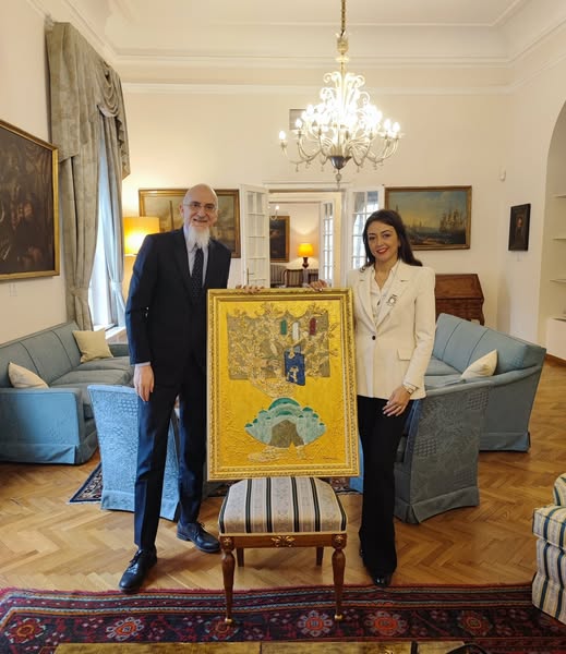 UMETNIČKO DELO “ZLATNO DOBA” UKRASIĆE AMBASADU ITALIJE U BEOGRADU Srpska umetnica Jelena Borovčanin poznata i priznata u Italiji