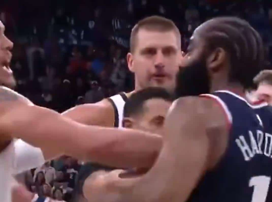 HARDEN ISPRED JOKIĆA ZAMAHNUO PESNICOM, PA NESTAO IZA SAIGRAČA! Proslavljeni Amerikanac započeo tuču i onda pobegao!