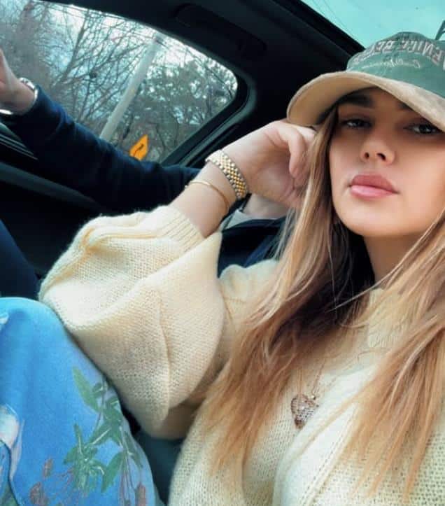 KIJA KRIJE SVOG DEČKA OD SVIH, OTPUTOVALA DALEKO S NJIM, A SADA USLIKALA BELU HALJINU! Javno napisala “DA” i zbunila fanove… (FOTO)