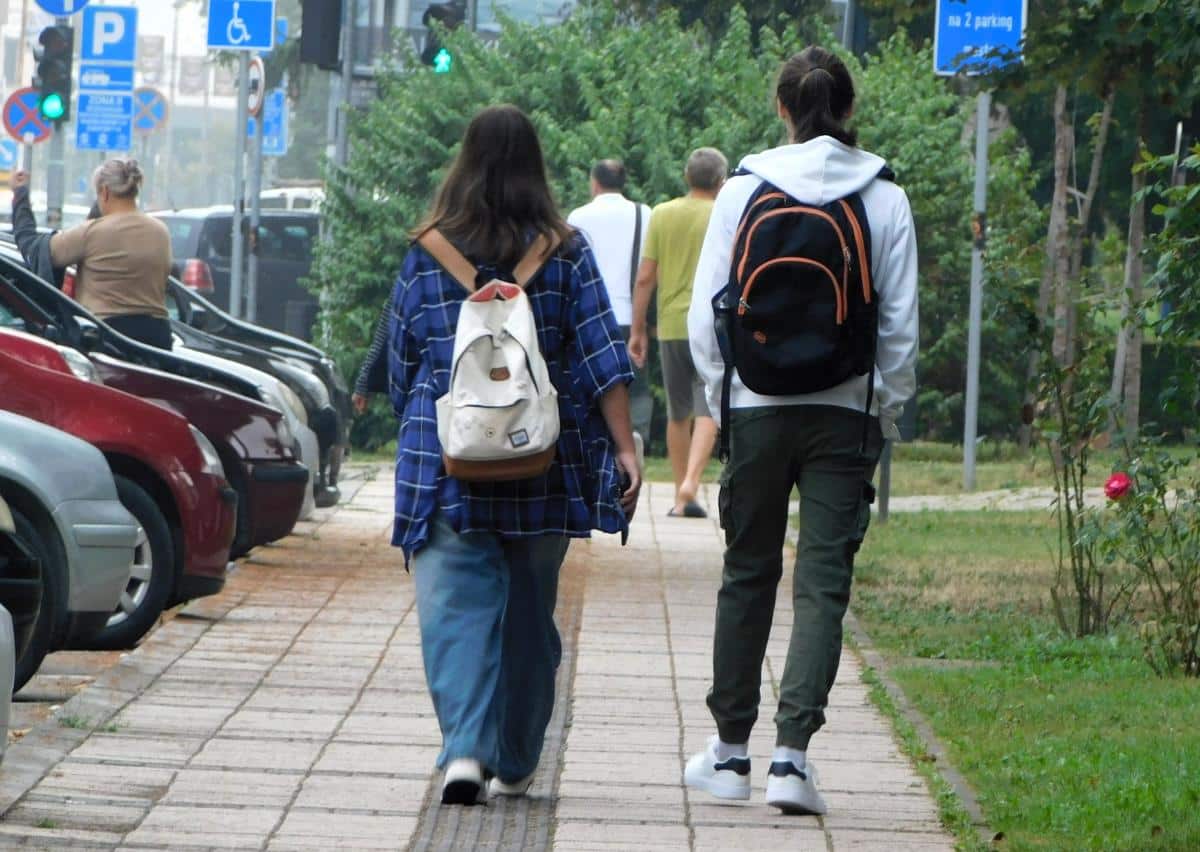 “Za više od 25 neopravdanih učeniku sledi ukor i 1 iz vladanja, a roditeljima krivična prijava” Evo kako se vode i pravdaju izostanci tokom blokada