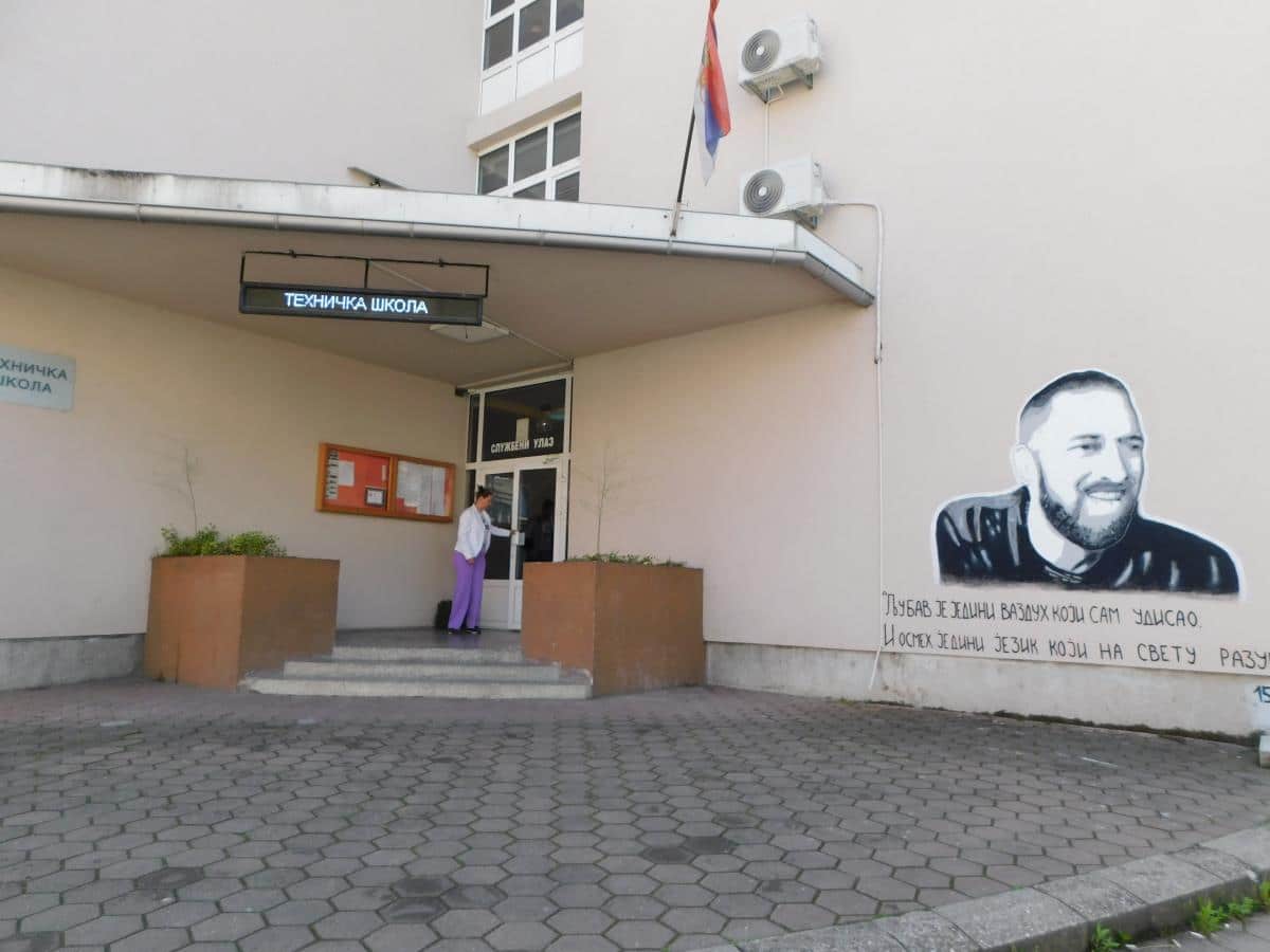 MURAL OMILJENOM PROFESORU: Na Tehničkoj školi u Loznici osvanuo lik Aleksandra Trifunovića