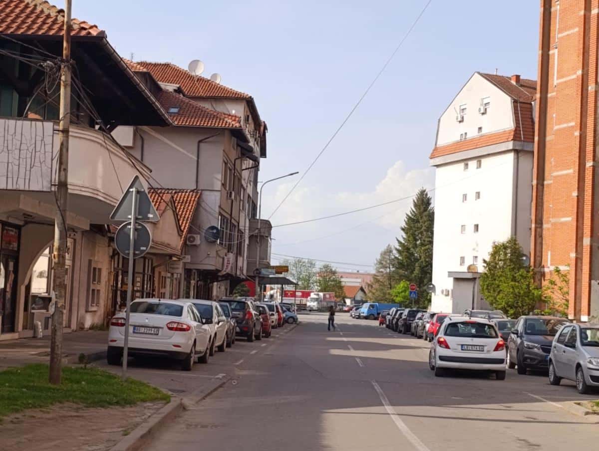 UNAKAZILI MUŠKARCA (53) OD BATINA, IZLOMILI MU LOBANJU, REBRA… Određen pritvor trojici zbog brutalnog napada ispred kafane u Loznici, za jednim se još traga