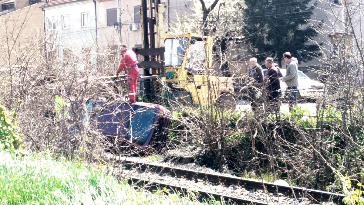 “KAKO JE OSTAO ŽIV, BOG SVETI ZNA” Nišlija (19) probio zaštitnu ogradu i prevrnuo automobil na prugu (foto)