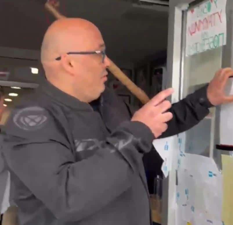 DEKAN USPEO DA RAZBIJE BLOKADU NOVOSADSKOG DIF-A: Blokaderi ga odmah napali i pozvali ostale studente blokadere upomoć (VIDEO)