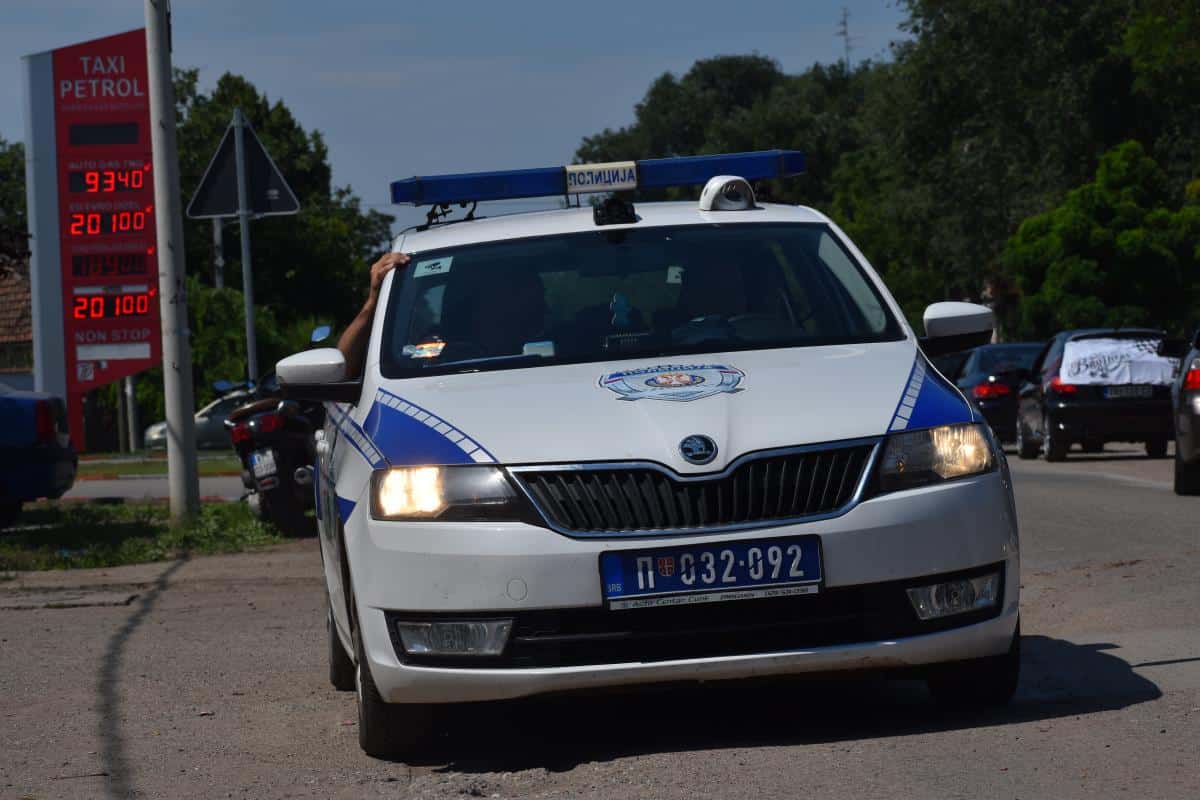 UHAPŠENA ŽENA NA NOVOM BEOGRADU: Napala policajce koji su obezbeđivali javni skup