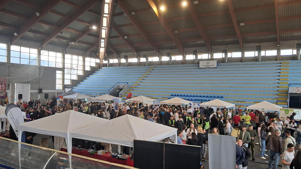 U SPORTSKOJ HALI U VRANJU OTVOREN SAJAM OBRAZOVANJA: Budućim srednjoškolcima, ali i brucošima dostupni su informatori sa svim potrebnim podacima (FOTO)