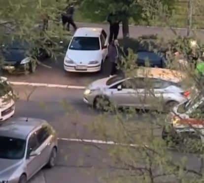 PRVI SNIMCI ISPRED STRELJANE GDE MUŠKARAC PRETI SAMOUBISTVOM Detalji drame na Novom Beogradu: U toku razgovor sa pregovaračkim timom (FOTO, VIDEO)