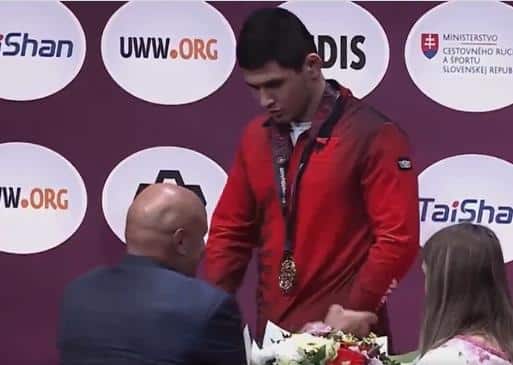 SKANDAL! RUS PRIŠAO ALBANCU I REKAO MU DA JE “IZDAJNIK”, PA FIZIČKI NASRNUO NA NJEGA! Nezapamćen haos na Evropskom prvenstvu: “Onda je popio malo alkohola…”