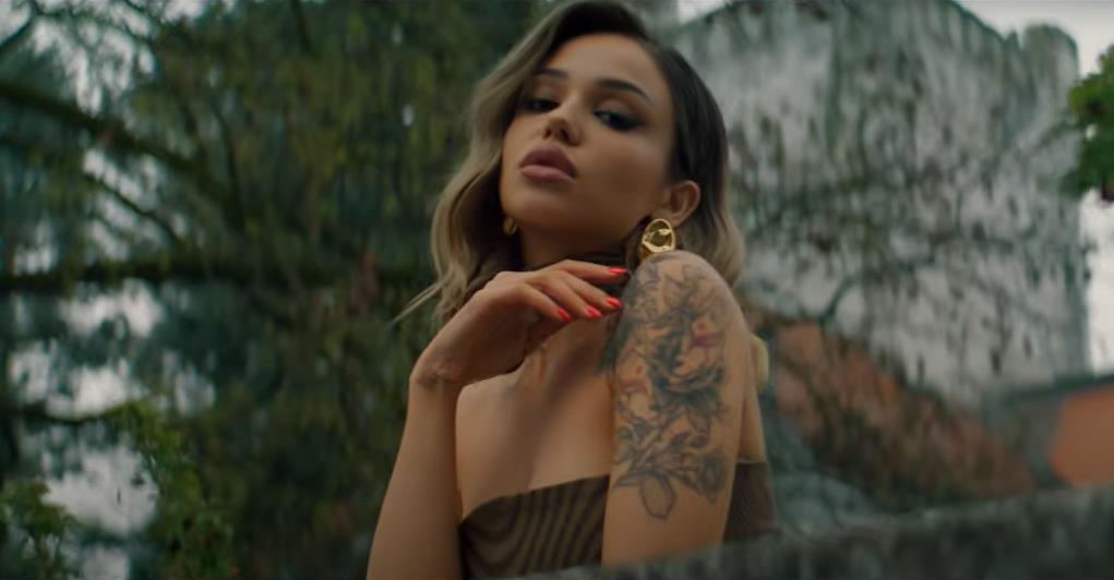 “GDE SI POŠLA BEZ GAĆA?” Pevačica objavila vrelu fotku i svi gledaju u njenu intimu, zbog jednog detalja pljušte komentari (FOTO)