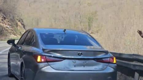AUTOMOBIL ULJUBLJEN, OD SILINE SUDARA OTPALA TABLICA! Udes na putu od Brodareva prema Prijepolju (VIDEO)