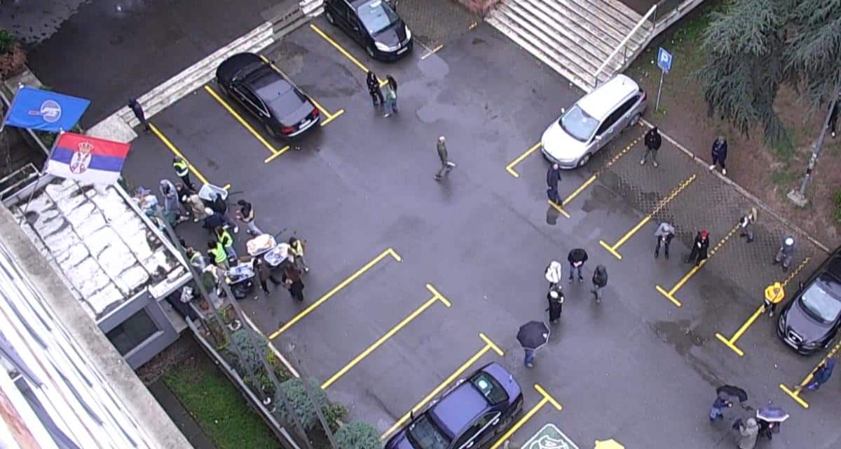 TEROR SE NASTAVLJA! STUDENTI BLOKADERI I DALJE ISPRED RTS: I dalje blokirani svi ulazi u zgradu! Oglasio se RTS: Ovo je nasilje! Prekinuta blokada RTV