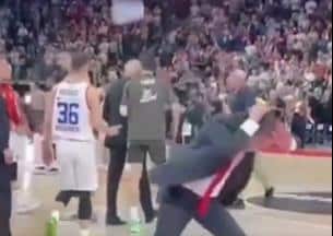 POMERIO SE U POSLEDNJOJ SEKUNDI… Navijači Zvezde umalo da povrede Sferopulosa – flaša mu proletela tik pored glave, pogledajte njegovu reakciju! VIDEO