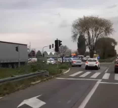 ŠLEPER U PUNOJ BRZINI NALETEO NA AUTOBUS! Oglasio se MUP o stravičnom sudaru na Altini – devojka ISPALA NA ASFALT! (VIDEO)