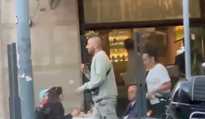 BEZ TRUNKE ŠMINKE SA PUNĐOM NA GLAVI! Andreana Čekić kao pravi džek: Uživala sa prijateljima u centru Beograda, platila ceo račun, pa ustala i otišla! (VIDEO)