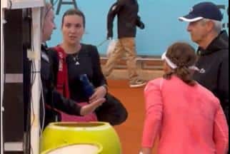 ŽESTOKA SVAĐA MLADE SRPKINJE SA RIVALKOM POSLE MEČA: Rumunka odbila da joj pruži ruku, Teodora uzela telefon i snimala raspravu! (VIDEO)