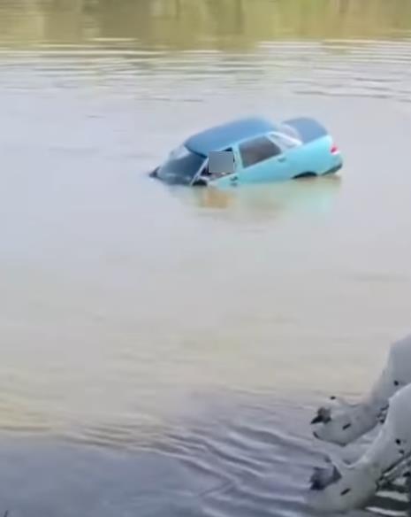 MISLIO DA JE AUTOM UBIO BICIKLISTU, PA NAMERNO SLETEO U SAVU DA SEBI PRESUDI! Komšija preživeo, on se UTOPIO! Nezapamćena tragedija u Kupinovu! (FOTO)