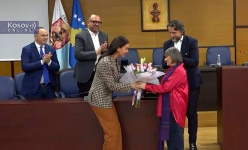 SLIČAN SE SLIČNOM RADUJE Gradonačelnik Prištine uručio Ključ Grada Nataši Kandić za celokupno antisrpsko delovanje: “Počastvovana sam” (VIDEO)