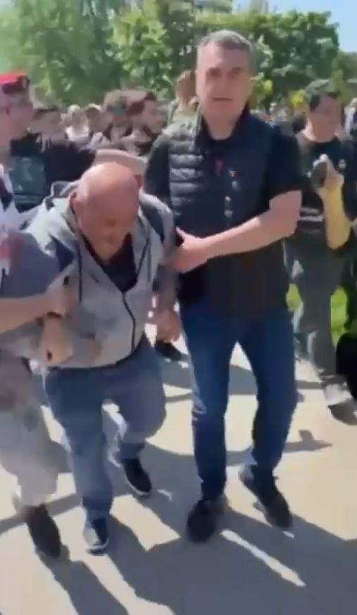 BLOKADERI KAO ZVERI KIDIŠU NA PROFESORA! Nasilnici vođeni osvedočenim neprijateljima Srbije, Gruhonjićem i Brkovićem, ne daju Hitnoj da prođe sa dekanom DIF-a