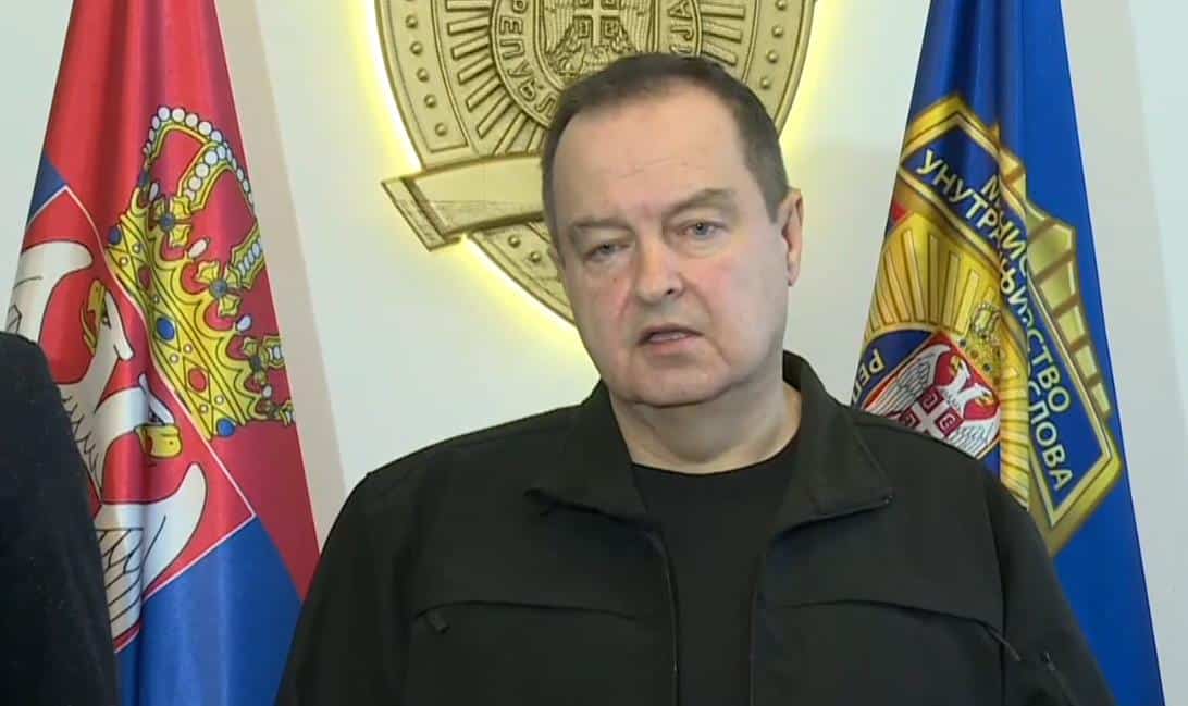 DAČIĆ JASAN Policija u Novom Sadu napadnuta na zadatku! Intervenisala da odvrati napad na sebe, gađana, vređana, gurana! Ko napadne policiju, biće sankcionisan