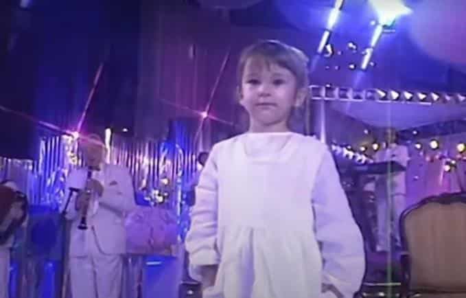 DANAS JE ZVEZDA, A NEKAD JE SA TATOM PLESALA NA GRANDOVOJ SCENI! Prepoznajete li pevačicu sa slike? Sada je jedna od najlepših žena na estradi