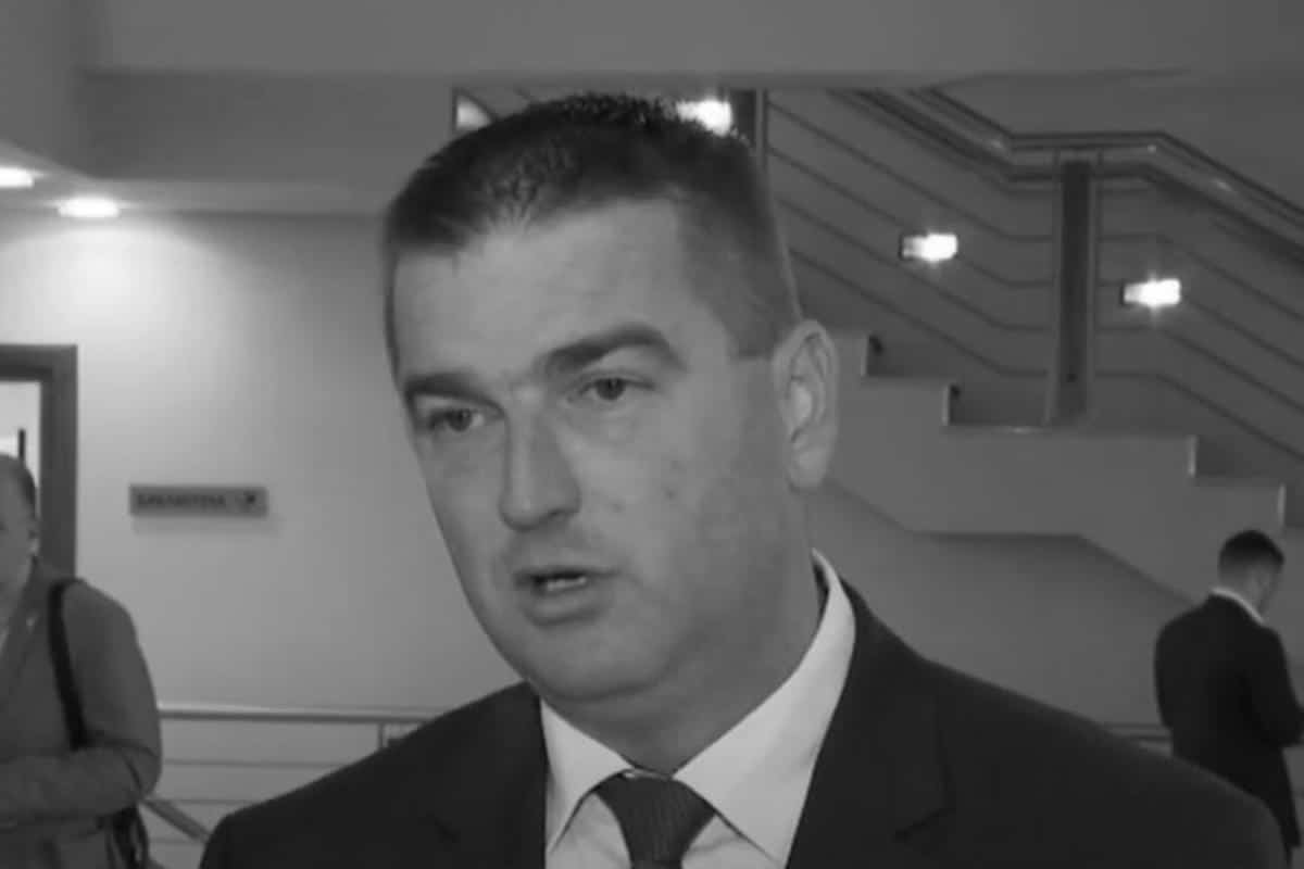 “JUČE MU JE BIO ROĐENDAN, DA DRAGI BOG DA SNAGE PORODICAMA” Građani se opraštaju od poslanika Srđana Todorovića koji je poginuo sa ženom i detetom (FOTO)