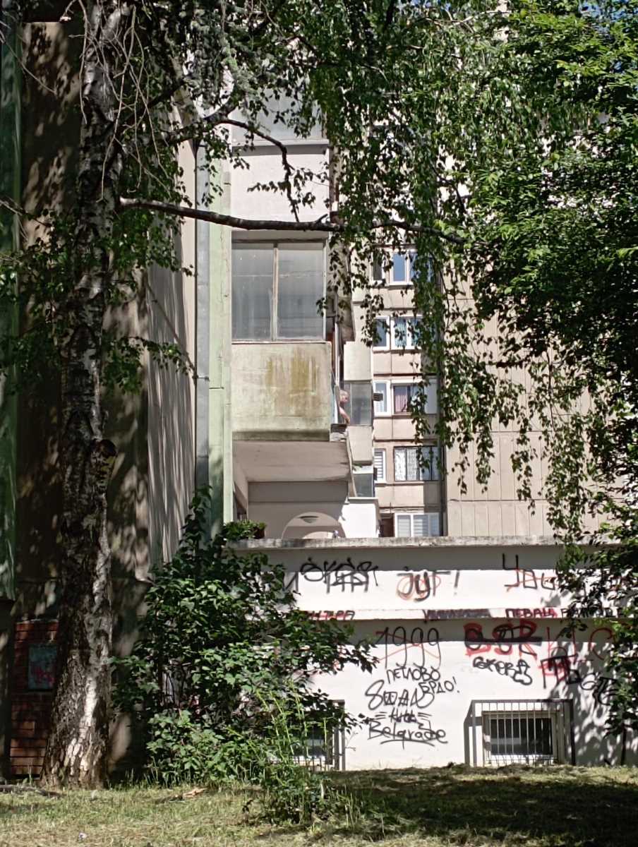 PRVE SLIKE SA MESTA DRAME U RAKOVICI: Muškarac na terasi, drži nož i preti! Veliki broj policajaca oko zgrade, svi uznemireni, njegovi roditelji uplakani
