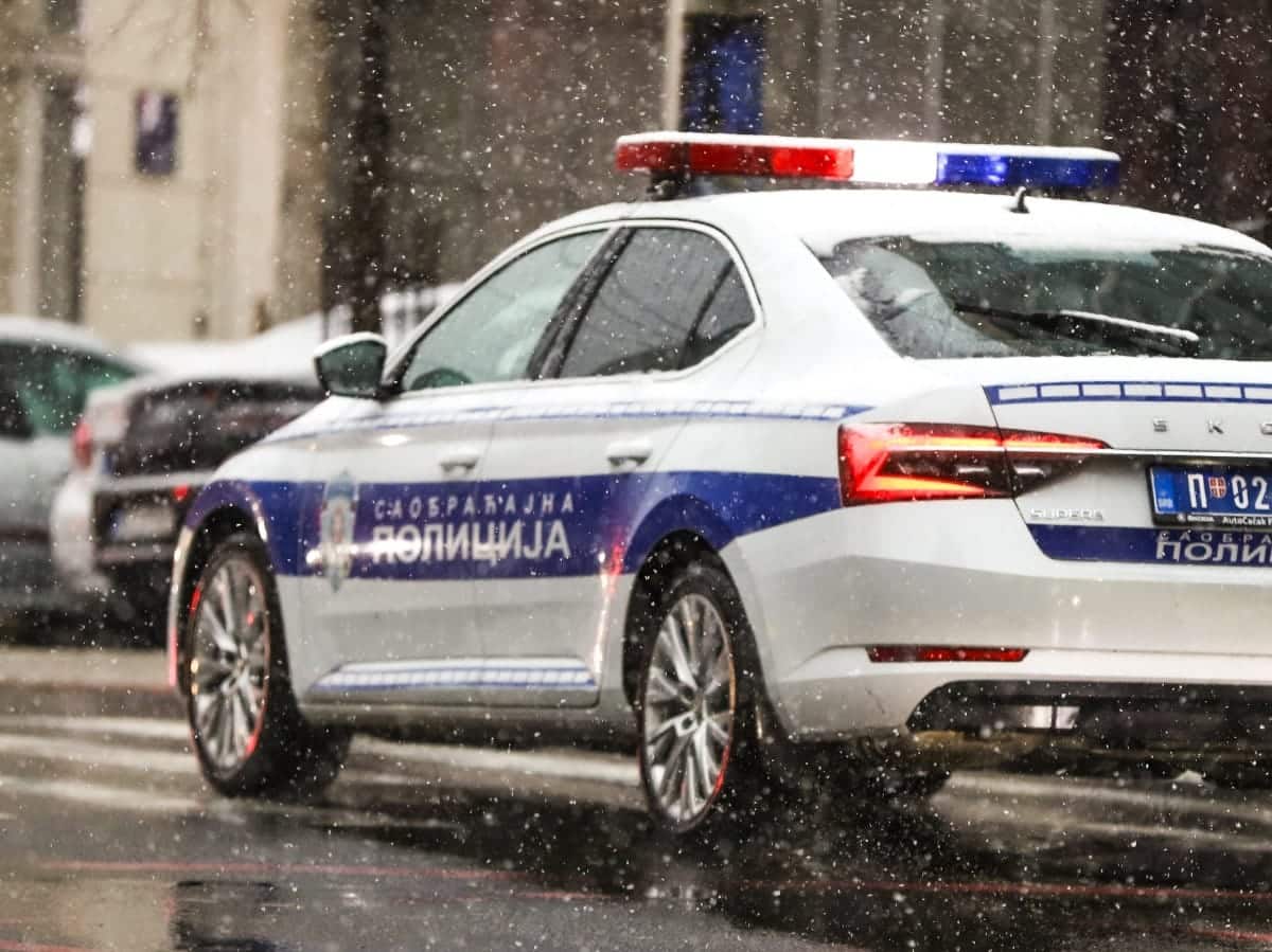 DIVLJAO 240 NA SAT PO AUTO-PUTU! Bahati vozač isključen iz saobraćaja kod Surčina