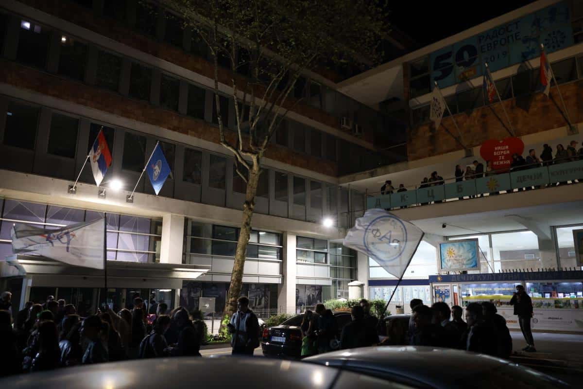 BLOKADA RTS Studenti blokaderi protestovali ispred zgrade javnog servisa