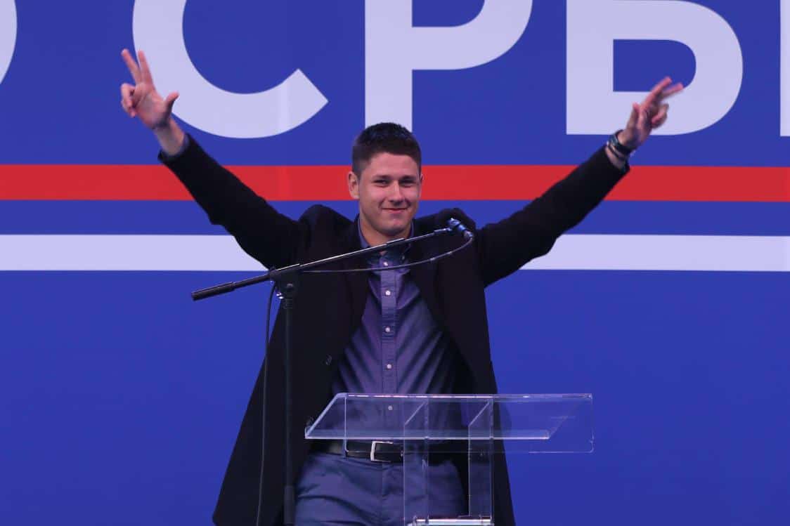 “STOJIM OVDE U IME CELE GENERACIJE KOJA JE SPREMNA DA BRANI I ODBRANI NAŠU ZEMLJU” Student Miloš Pavlović govori na skupu – uputio moćnu poruku! (FOTO)