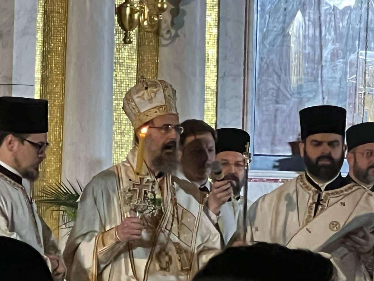 USKRŠNJA LITURGIJA U HRAMU SVETOG SAVE: Okupio se veliki broj vernika – među njima i mnoga poznata lica (FOTO/VIDEO)