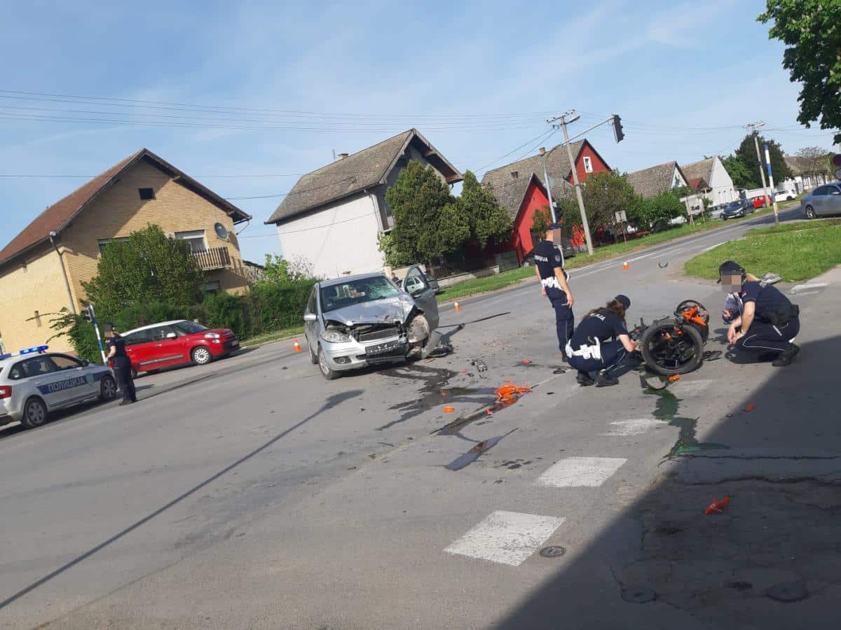 TEŽAK UDES U APATINU, UDAREN MOTOCIKLISTA Saobraćaj bio obustavljen, automobil uništen, muškarac sa teškim povredama prevezen u bolnicu (FOTO)