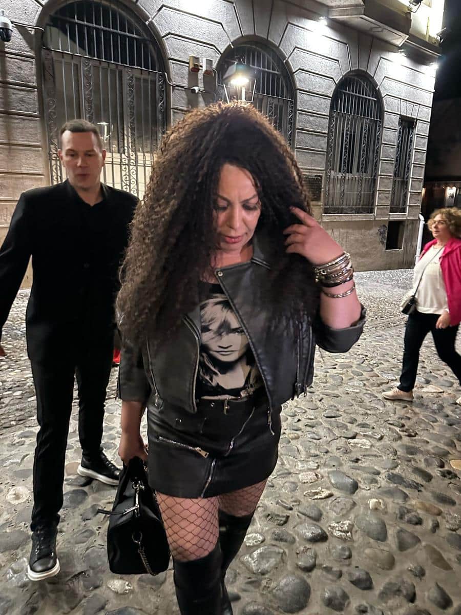 STOJINA ŠOK TRANFORMACIJA! Slikali smo pevačicu u nezgodnoj situaciji: Utegla se u minić i pokazala zversku figuru, ovakvu je niste videli godinama (VIDEO)
