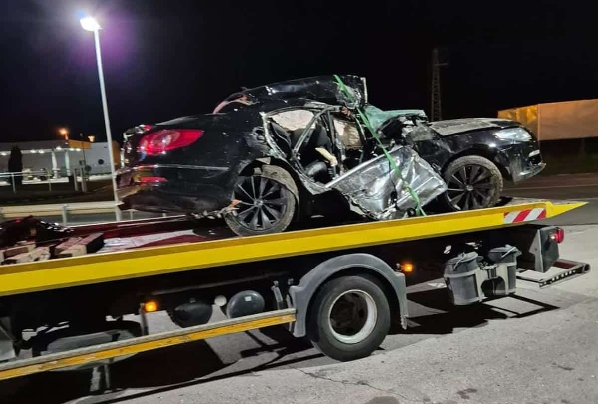 DUŠAN (24) IZ APATINA POGINUO U TEŠKOJ NESREĆI: Njegov drug teško povređen, auto potpuno uništen (FOTO)