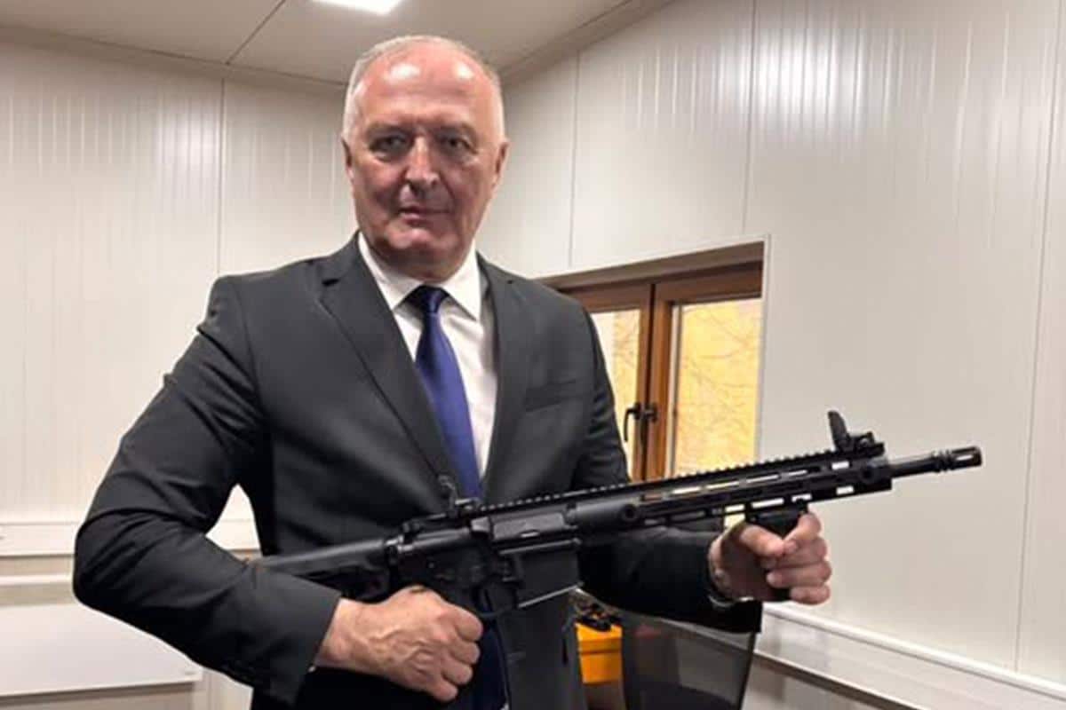 ZUKAN HELEZ PONOVO SA PUŠKOM U RUKAMA! Ministar odbrane BiH snimljen u Goraždu! Hteo bi od Republike Srpske da napravi dva kantona i da joj menja ime (FOTO)