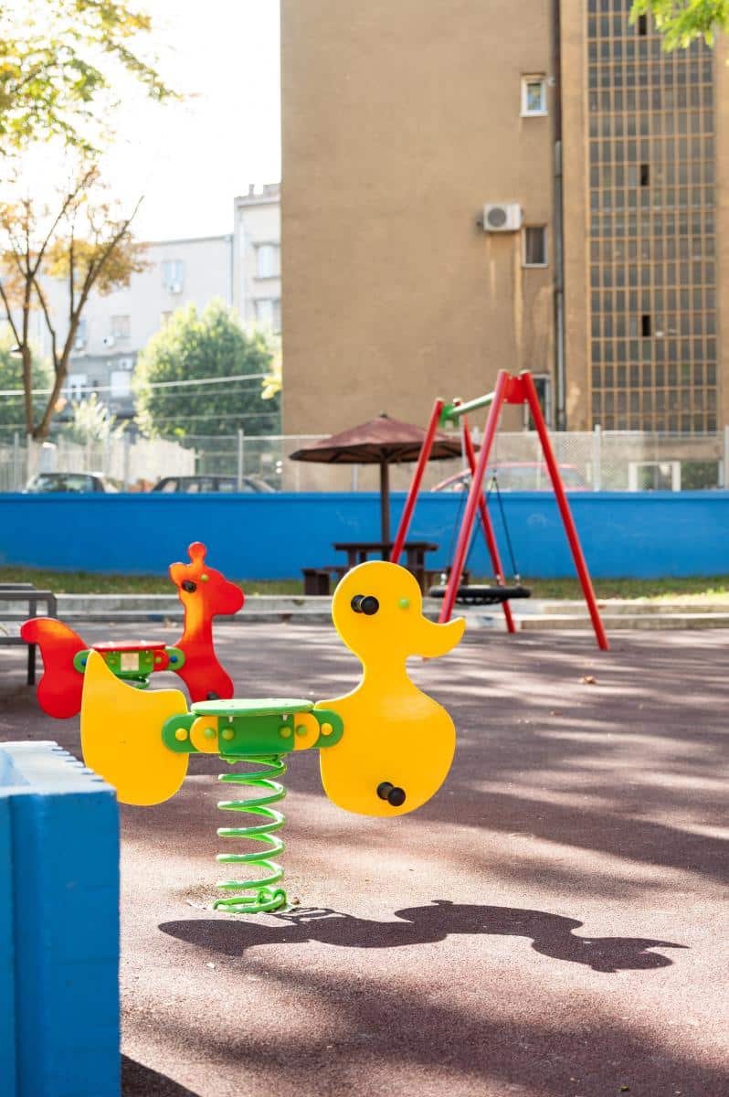 VELIKI KOMADI FASADE PALI SA PLAFONA U DEČIJEM VRTIĆU! Izbegnuta tragedija u Kozarskoj Dubici, niko od mališana nije povređen