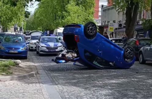 NESVAKIDAŠNJA SCENA U NOVOM SADU: Nasred ulice auto prevrnut na krov, stvari poispadale iz gepeka (VIDEO)