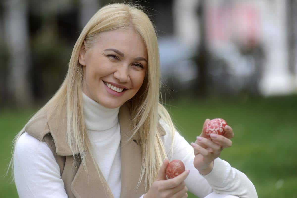 BOJANA RISTIVOJEVIĆ POKAZALA KAKO ZA MINUT OSLIKA NA JAJETU BELOG ANĐELA! Voditeljka se u pauzama snimanja pripremila za praznik
