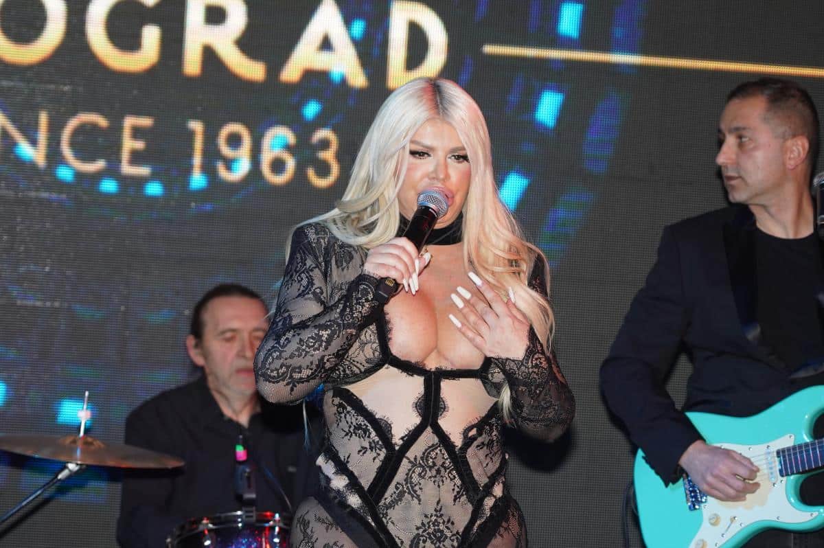 DARA BUBAMARA BILA NA LIPOSUKCIJI Uhvaćena ispred klinike za plastičnu hirurgiju: Nije mogla da se izbori sa kilogramima, rezultati su fantastični!