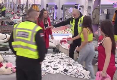 TUČA U RIJALITIJU! Hitno uletelo obezbeđenje, dve učesnice krenule pesnicama jedna na drugu: OPŠTI HAOS (VIDEO)