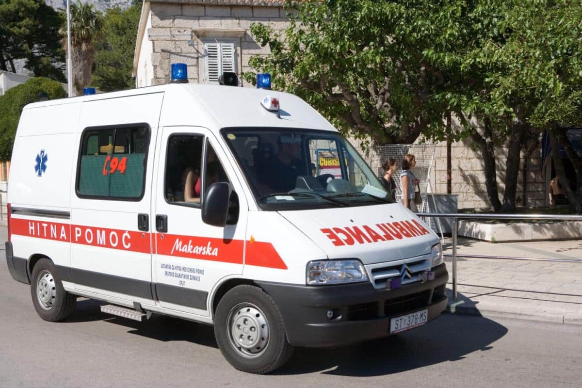 MUŠKARAC SE RAZNEO BOMBOM NAOČIGLED PROLAZNIKA: Sve se desilo u blizini škole